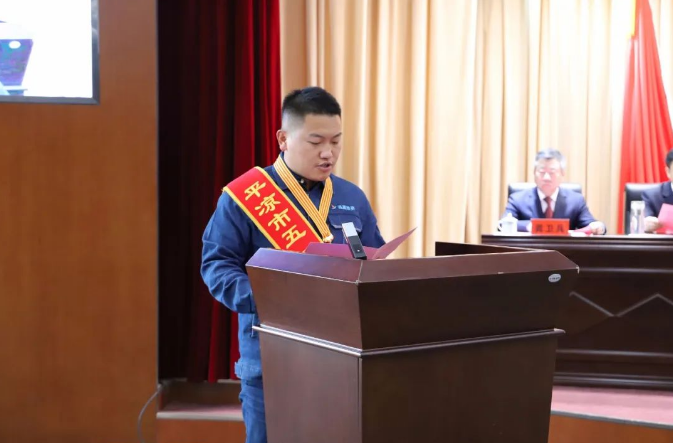 喜報！市產(chǎn)投集團員工楊李榮獲2022年平?jīng)鍪形逡粍趧营務(wù)?圖2)